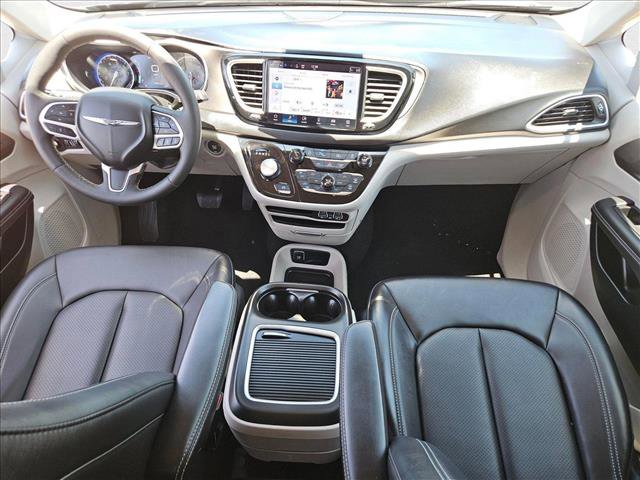 Used 2024 Chrysler Pacifica Touring-L image 16