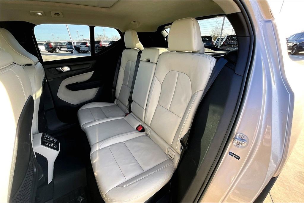 Used 2023 Volvo XC40 B4 Plus w/ Protection Package Premier image 35