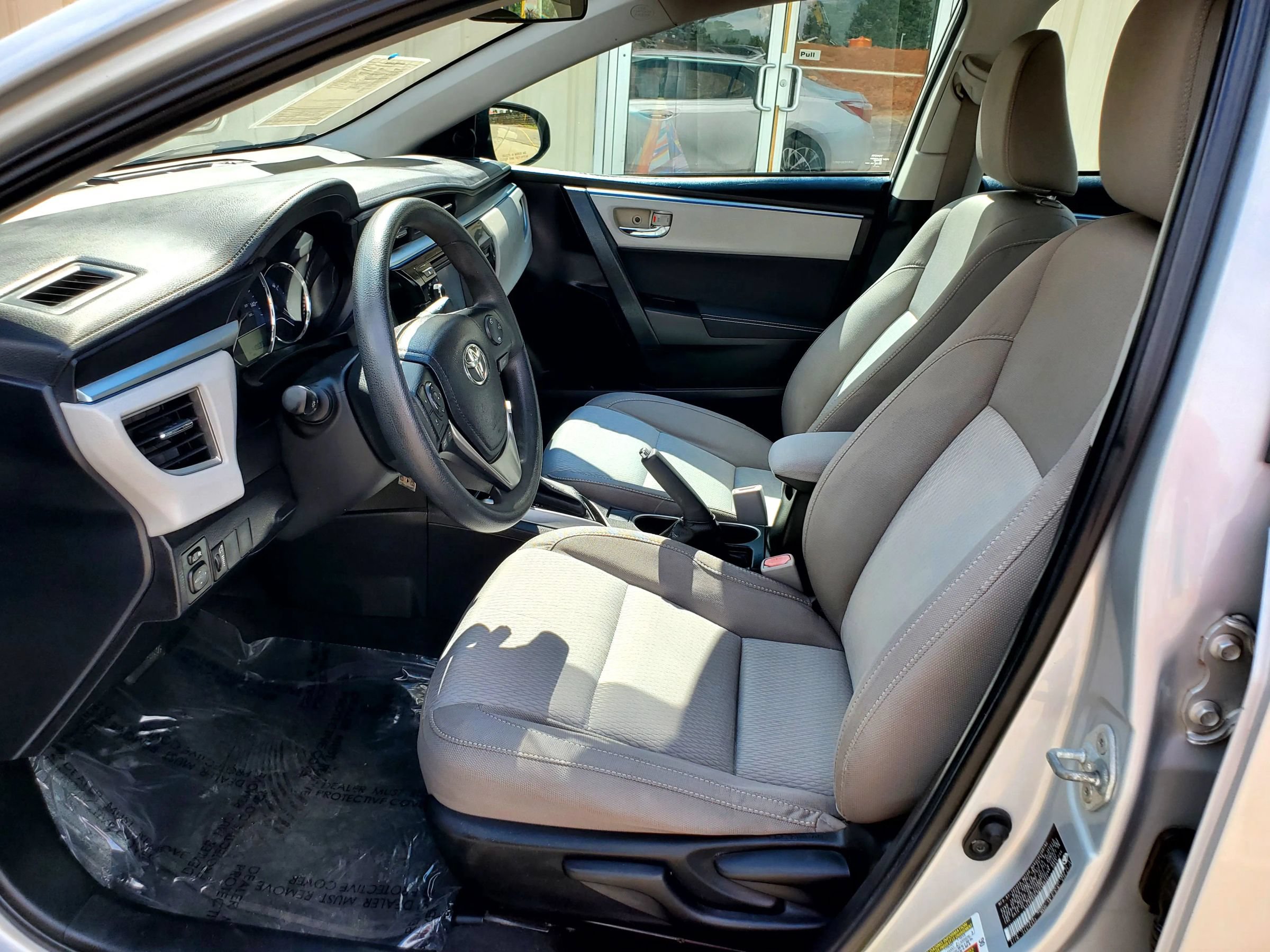 Used 2016 Toyota Corolla LE FWD image 3