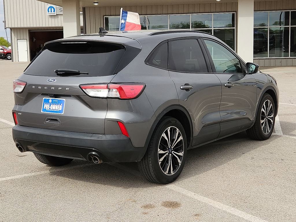 Used 2022 Ford Escape SE w/ SE Sport Appearance Package image 4