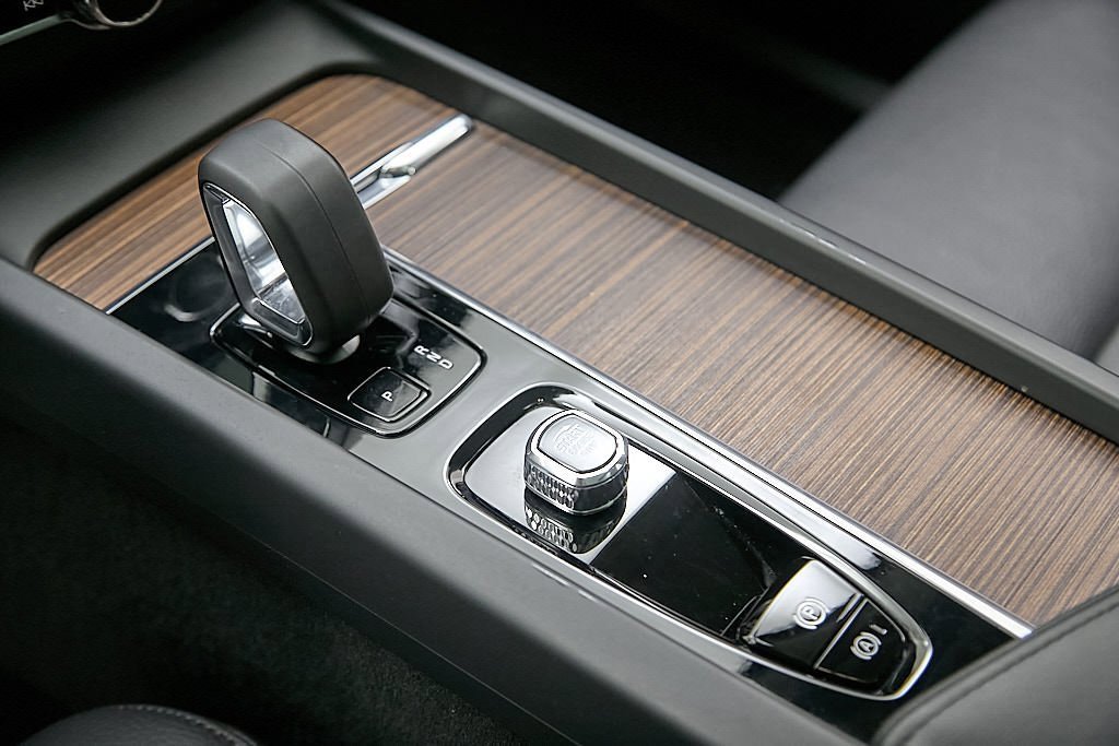 Certified 2023 Volvo XC60 T8 Plus w/ Climate Package image 18