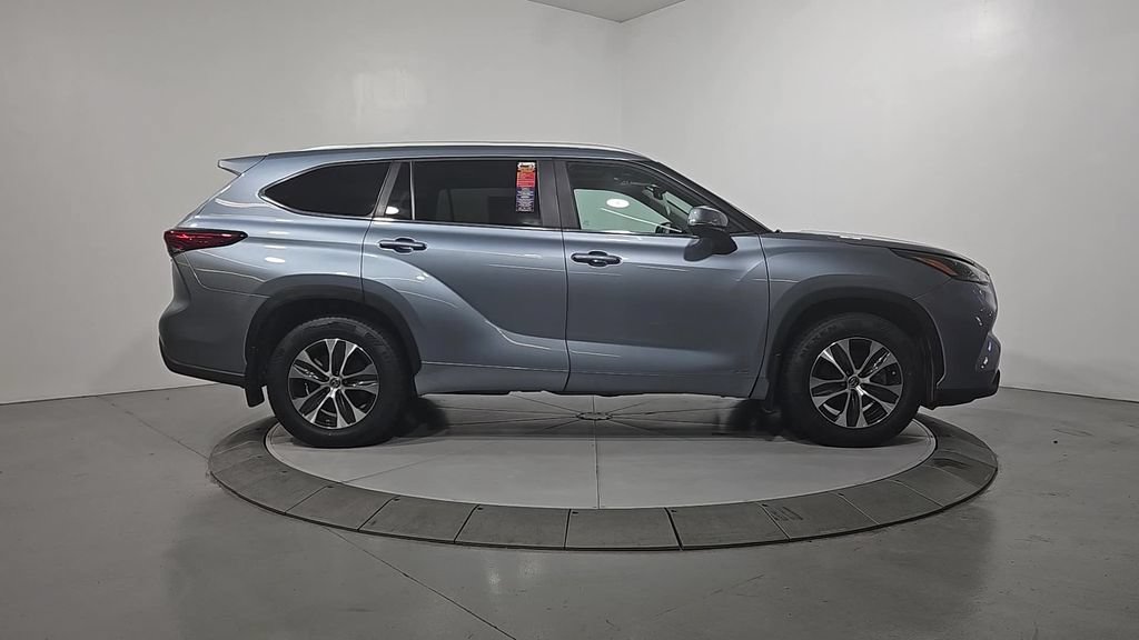 Used 2023 Toyota Highlander XLE AWD/4WD image 7