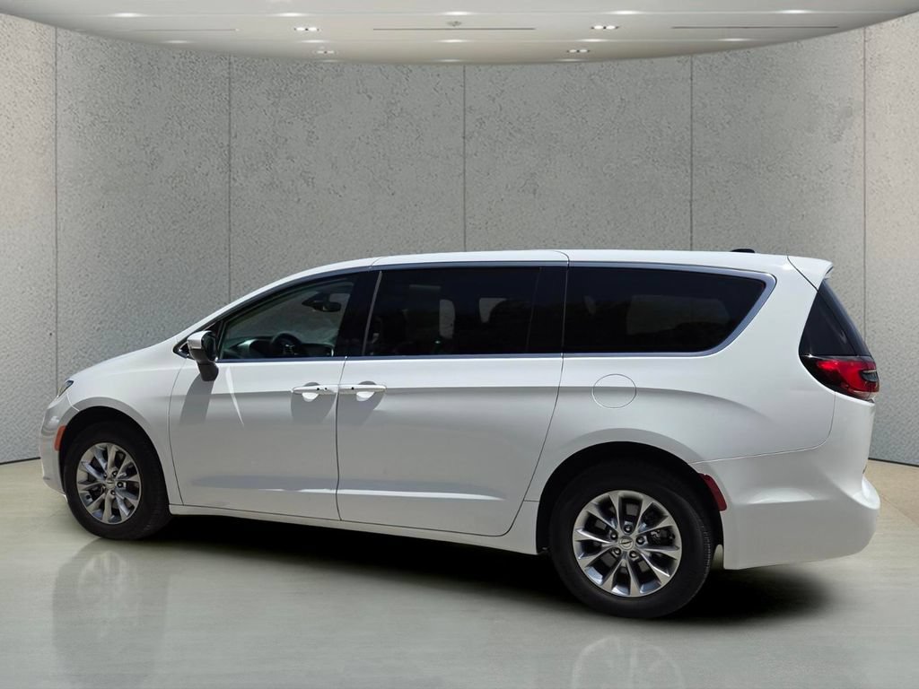 Used 2023 Chrysler Pacifica Touring-L AWD/4WD image 8