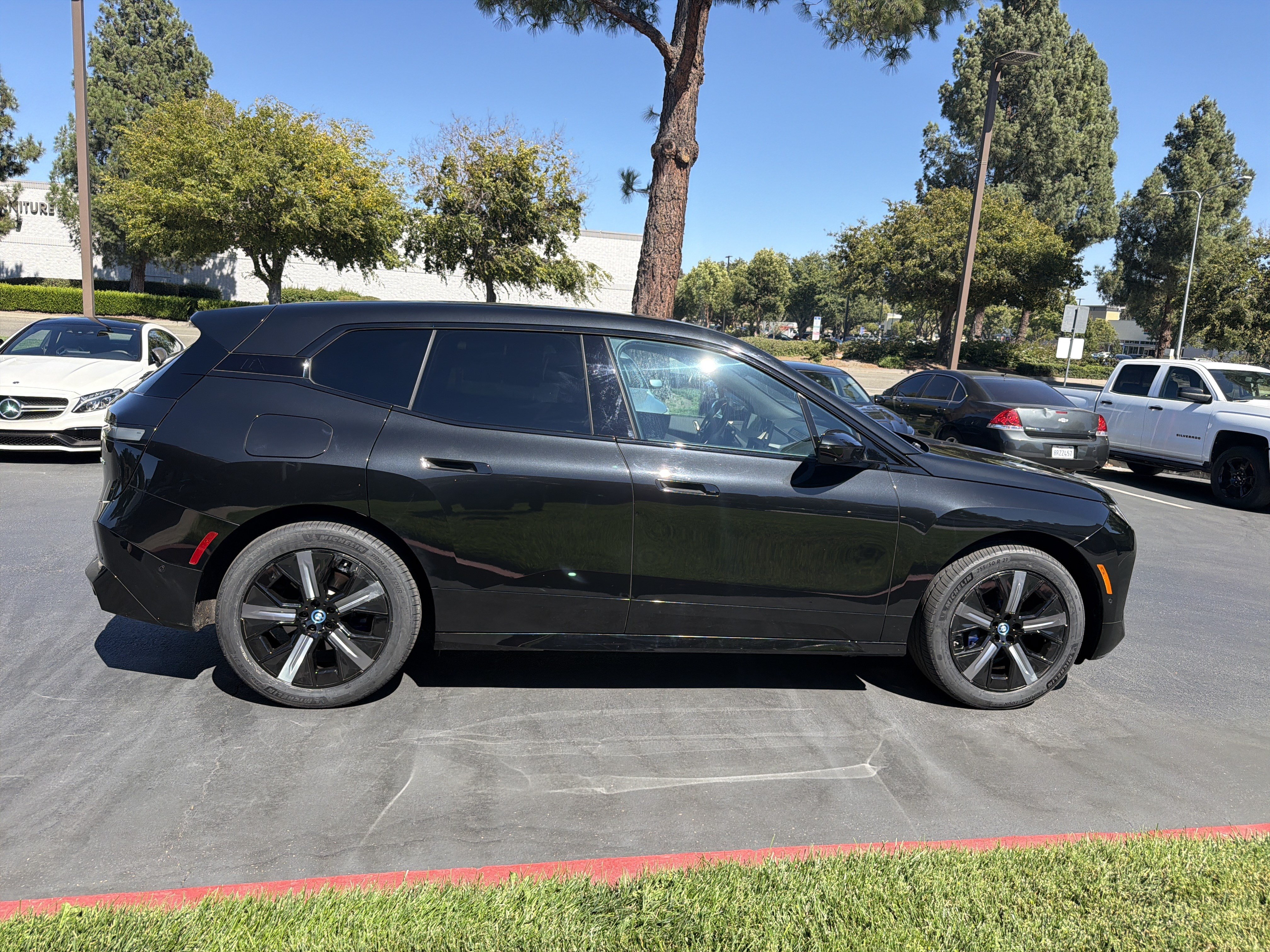 Used 2024 BMW iX xDrive50 w/ Sport Package AWD/4WD image 17