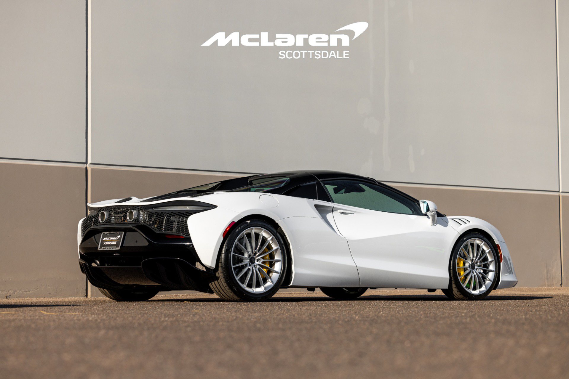Used 2025 McLaren Artura Spider image 9
