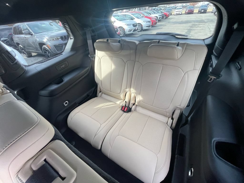 New 2026 Jeep Grand Cherokee L Limited w/ Luxury Tech Group II AWD/4WD image 12