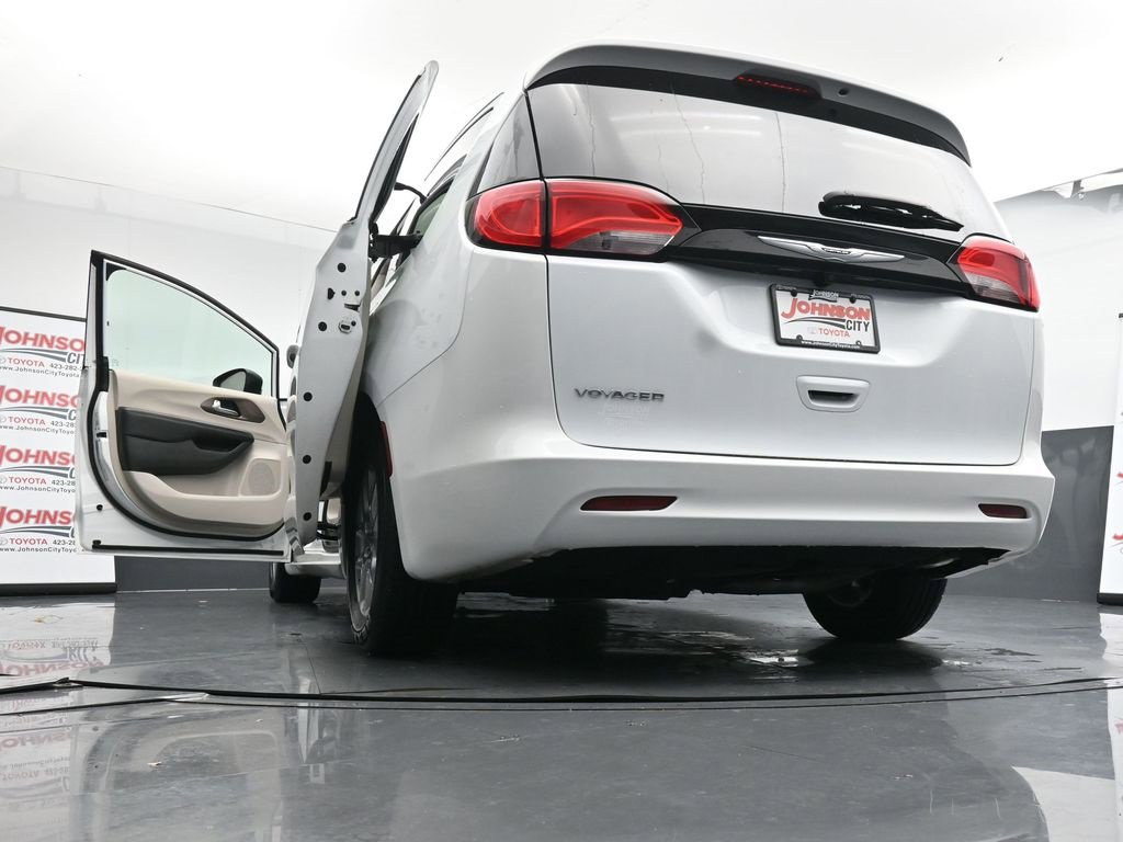 Used 2022 Chrysler Voyager LX image 44