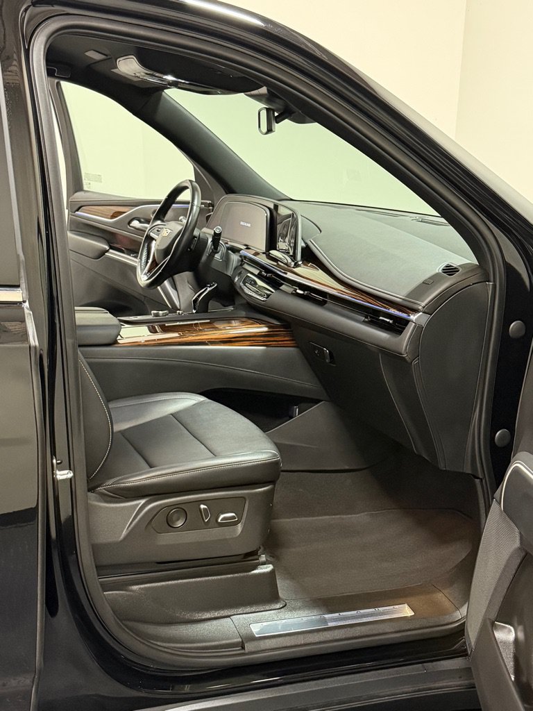 Used 2023 Cadillac Escalade ESV Luxury AWD/4WD image 12