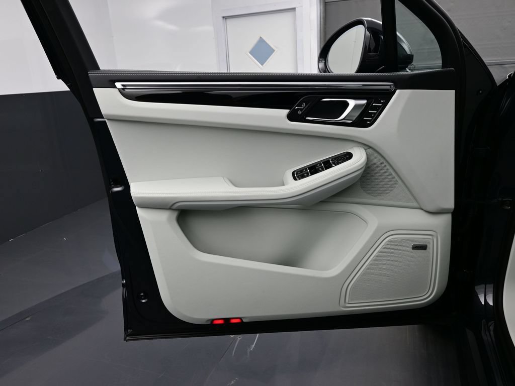 Certified 2026 Porsche Macan AWD/4WD image 7