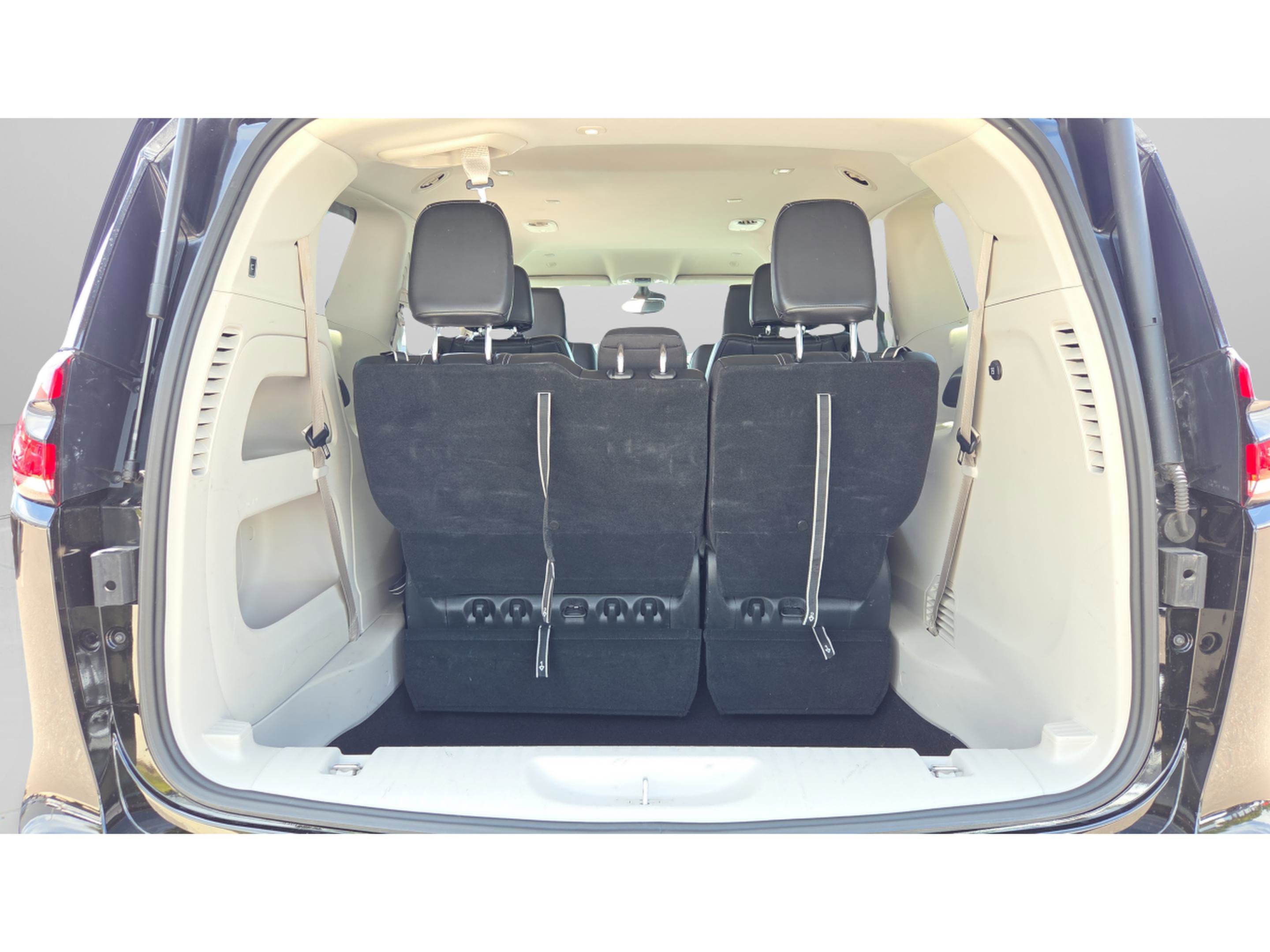 Used 2024 Chrysler Pacifica Touring-L FWD image 9