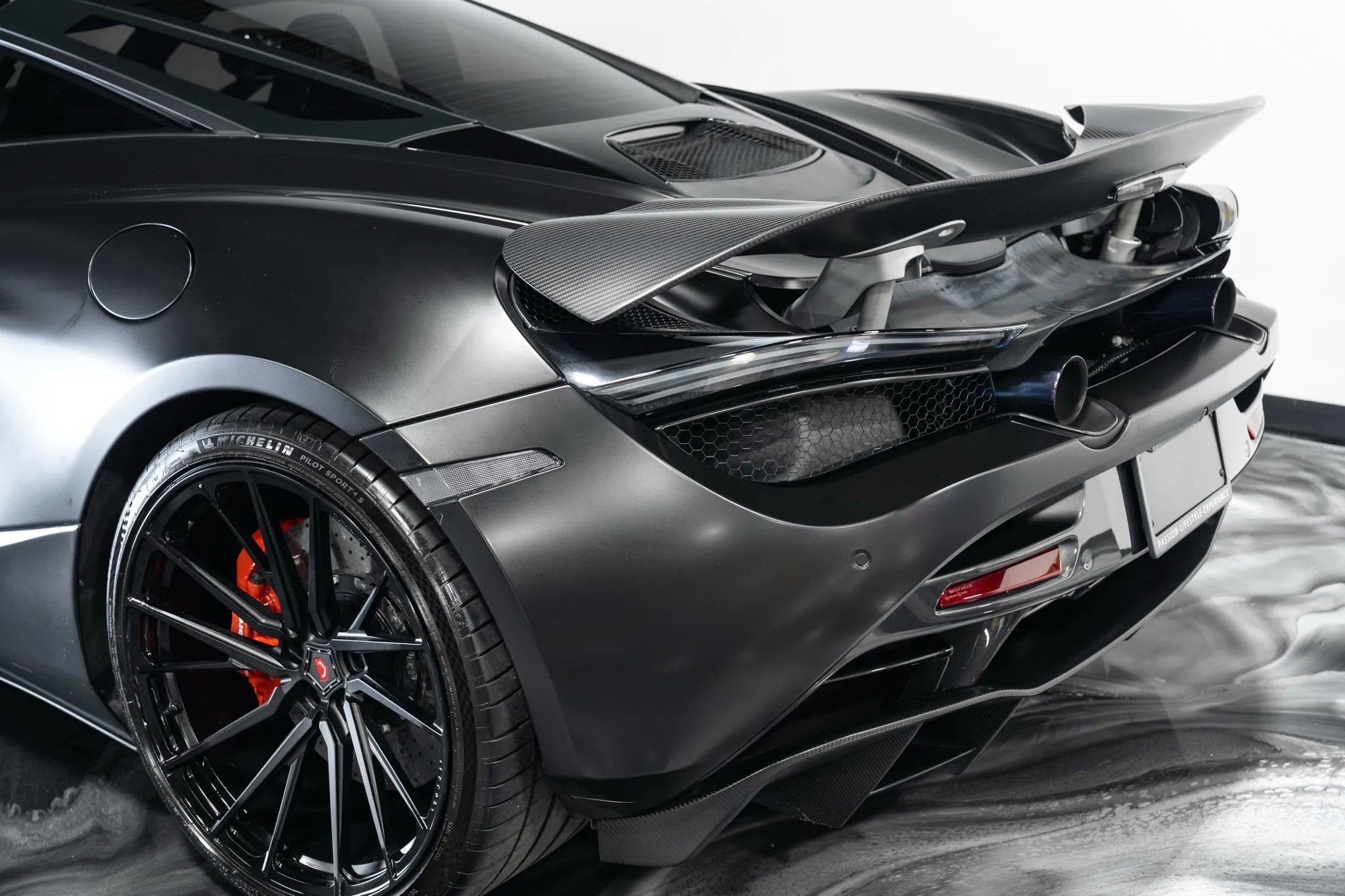 Used 2018 McLaren 720S image 12