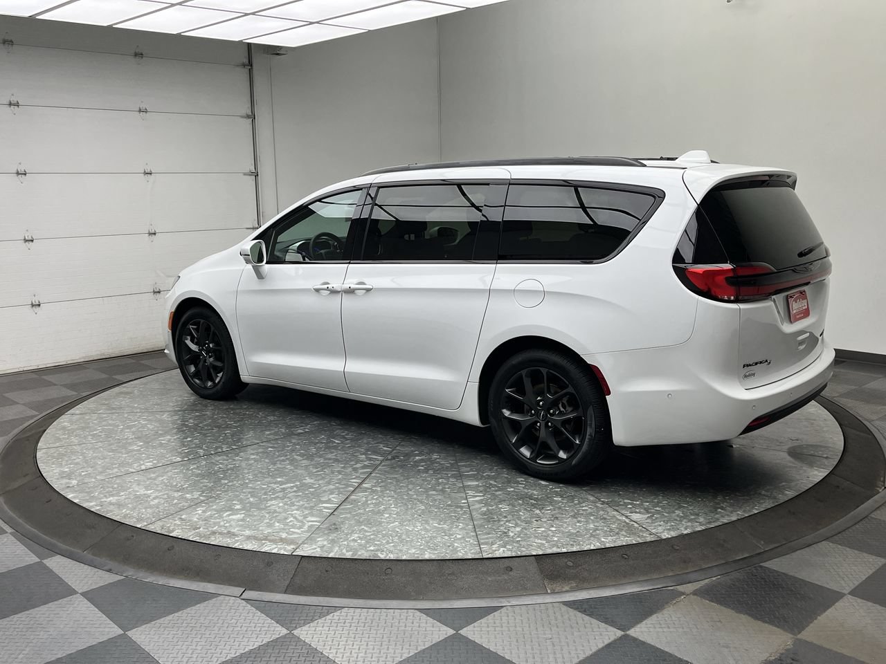 Used 2022 Chrysler Pacifica Limited w/ S Appearance Package FWD image 2