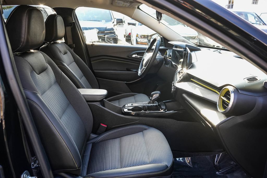 Used 2025 Chevrolet Trax LT w/ Driver Confidence Package FWD image 14