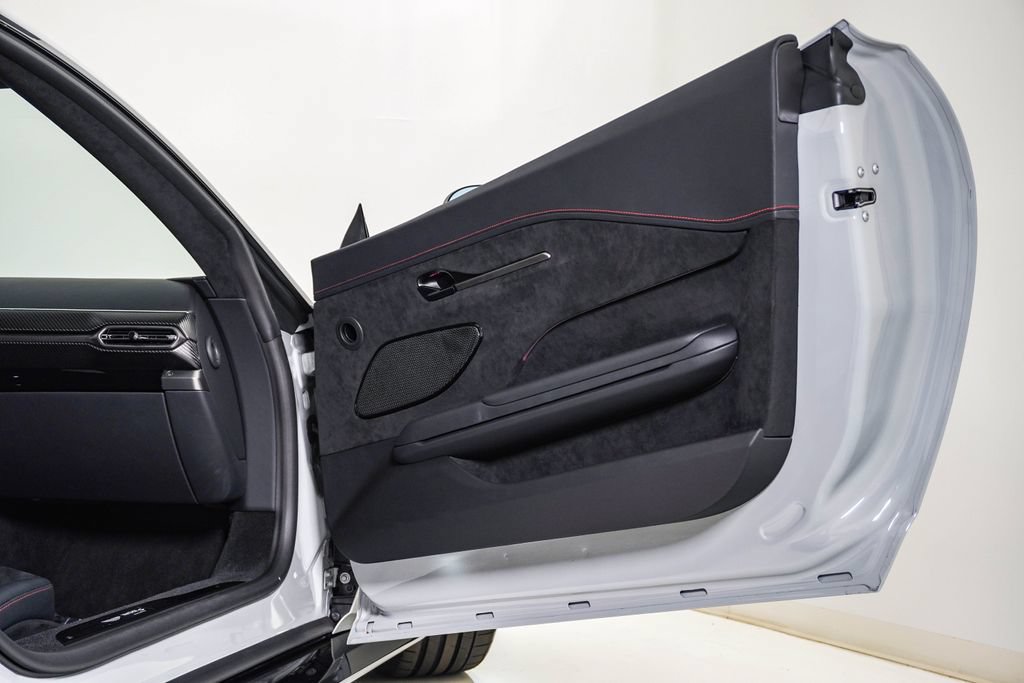 Used 2026 Aston Martin V8 Vantage S RWD image 19