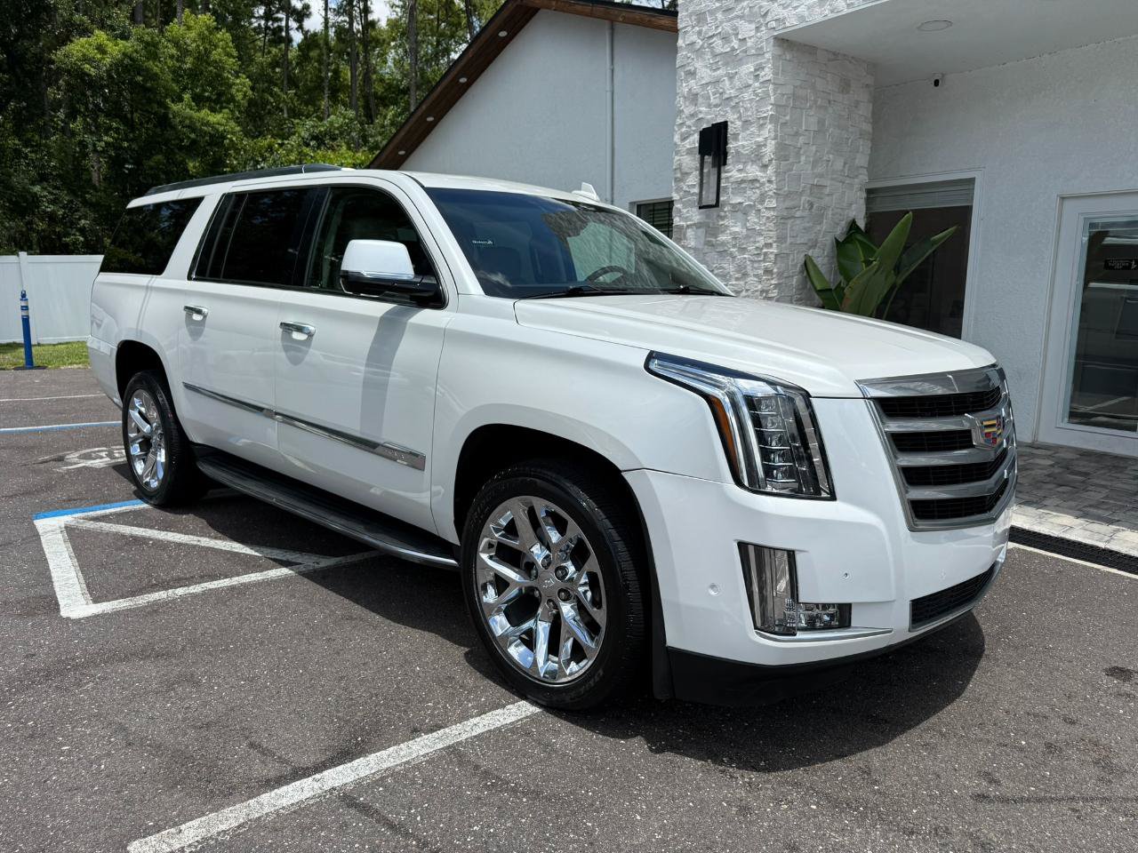 Used 2018 Cadillac Escalade ESV Luxury RWD image 15