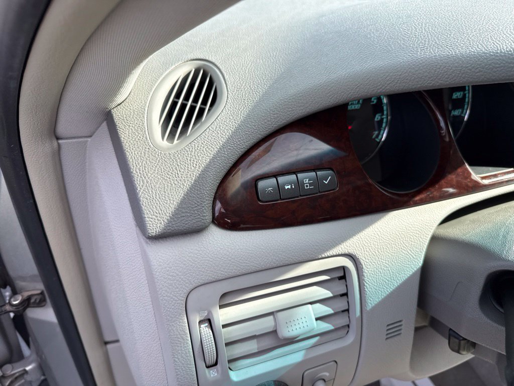 Used 2011 Buick Lucerne CXL FWD image 27