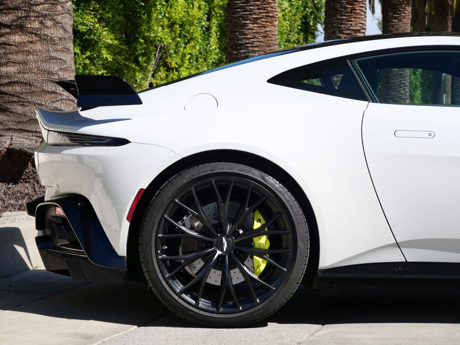 Used 2023 Aston Martin V8 Vantage Coupe image 18