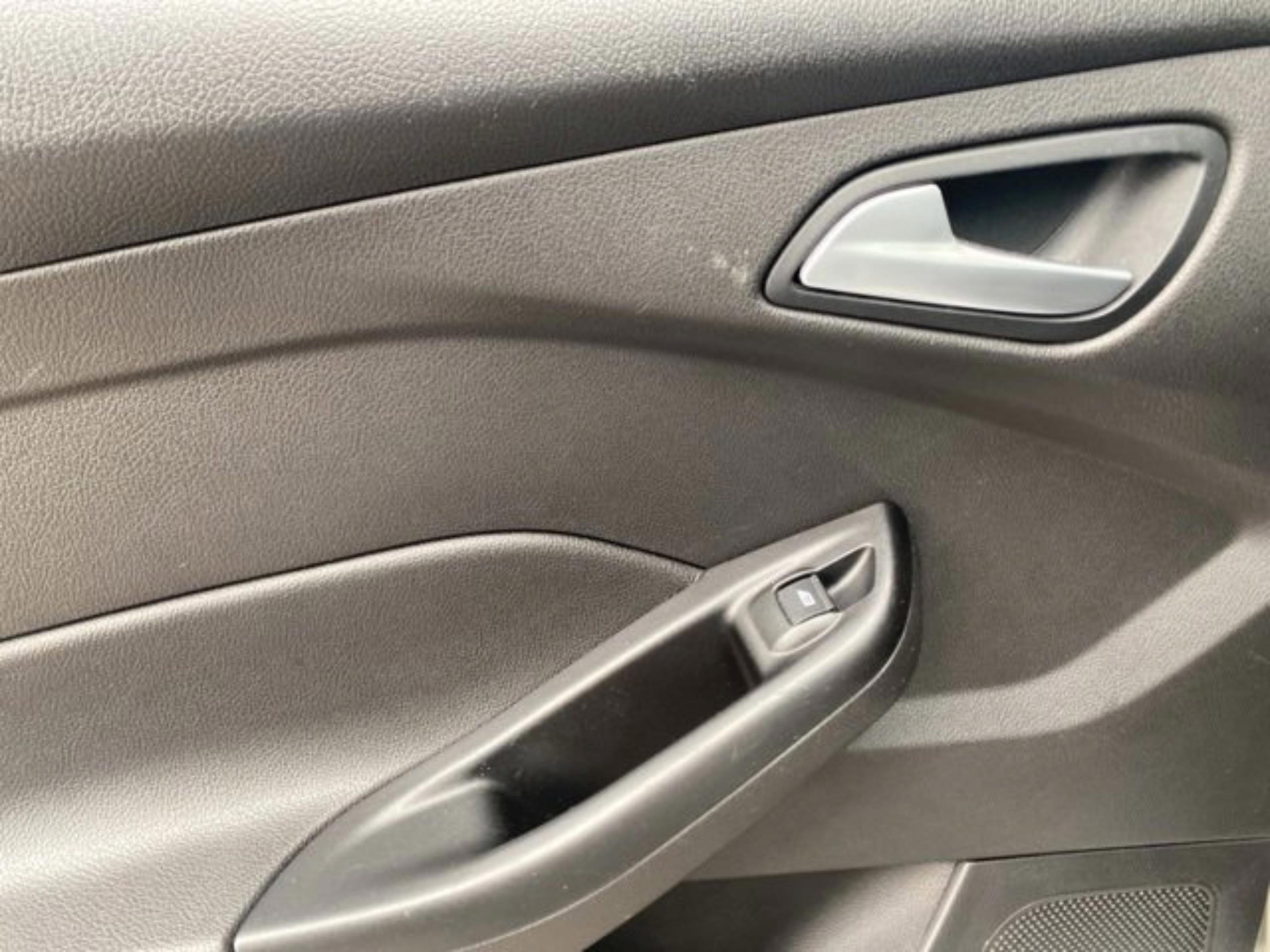 Used 2017 Ford Focus SE image 30