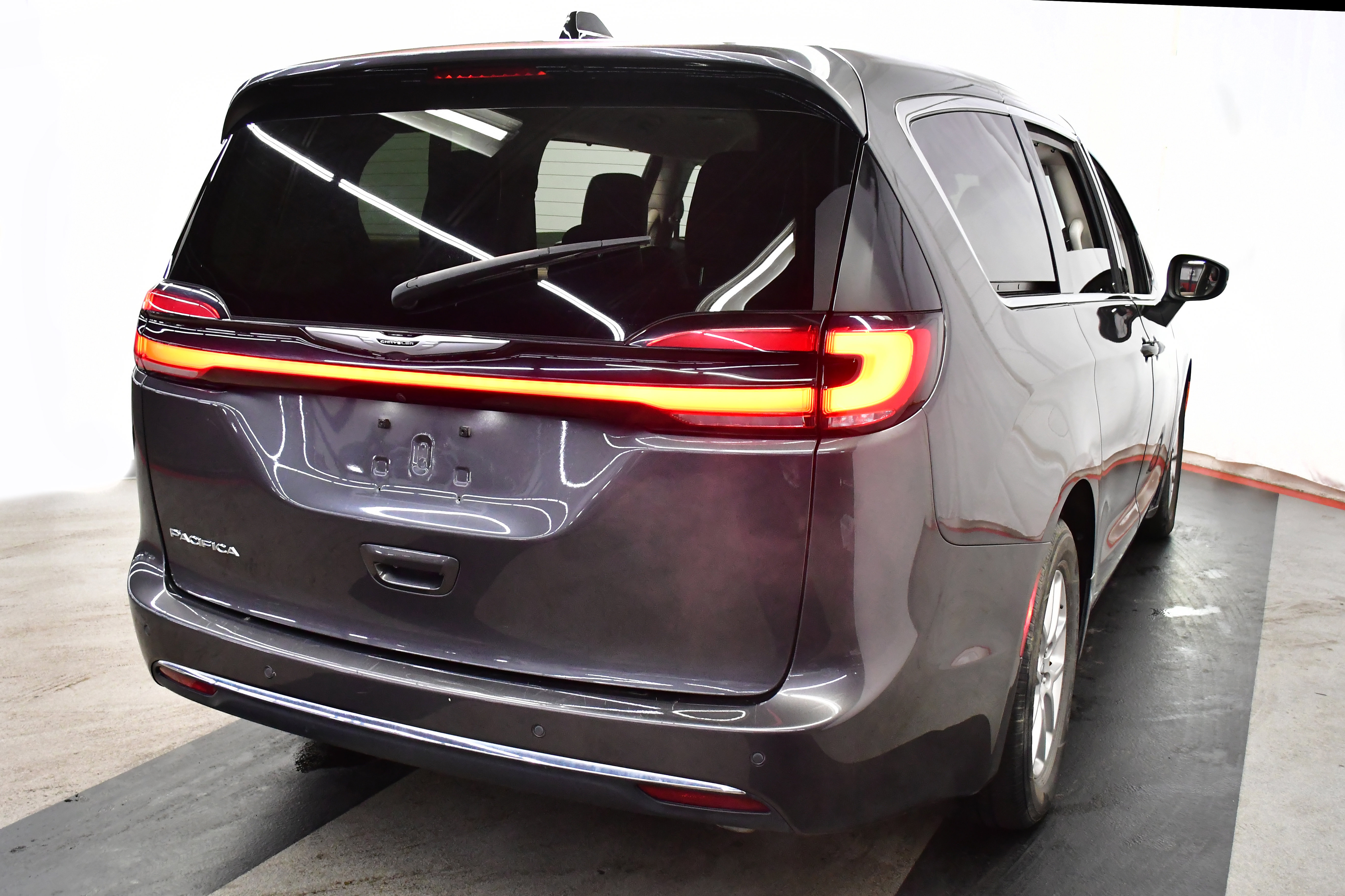 Used 2023 Chrysler Pacifica Touring-L image 12