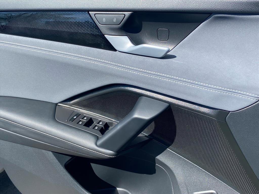 Used 2025 Volkswagen Tiguan SE image 16