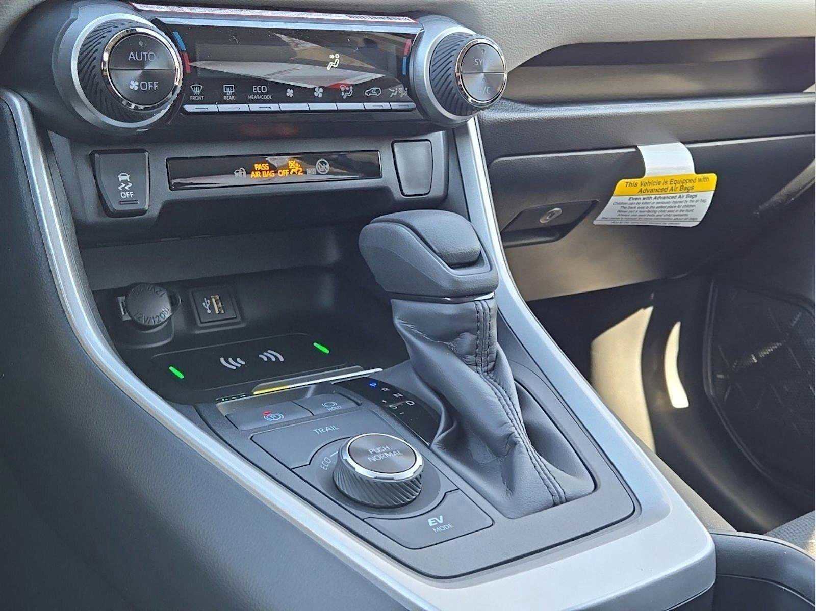 Used 2025 Toyota RAV4 XLE image 25