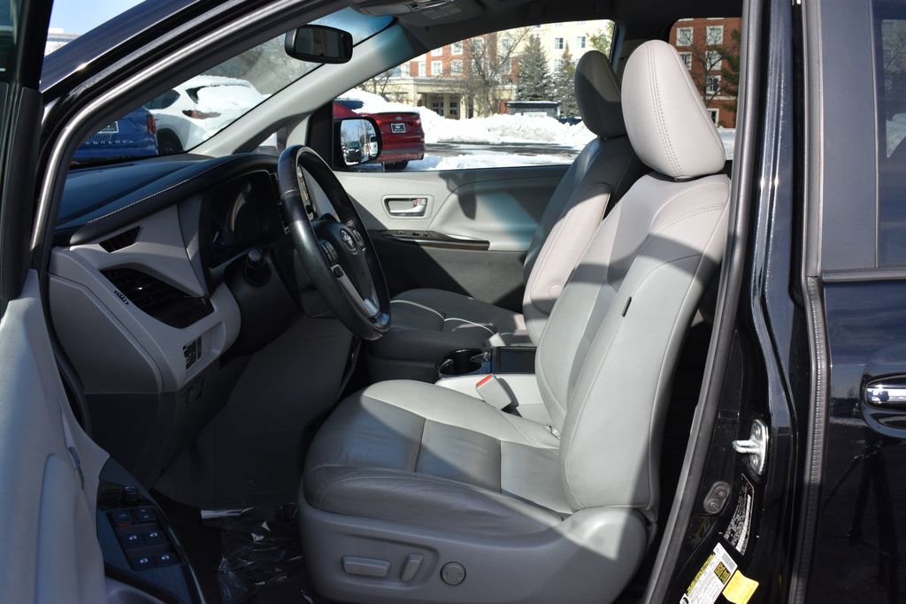 Used 2016 Toyota Sienna XLE image 10