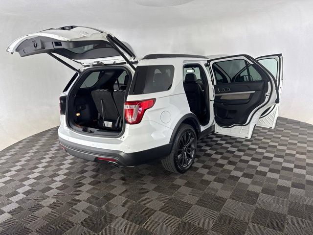 Used 2017 Ford Explorer XLT w/ Equipment Group 202A AWD/4WD image 14