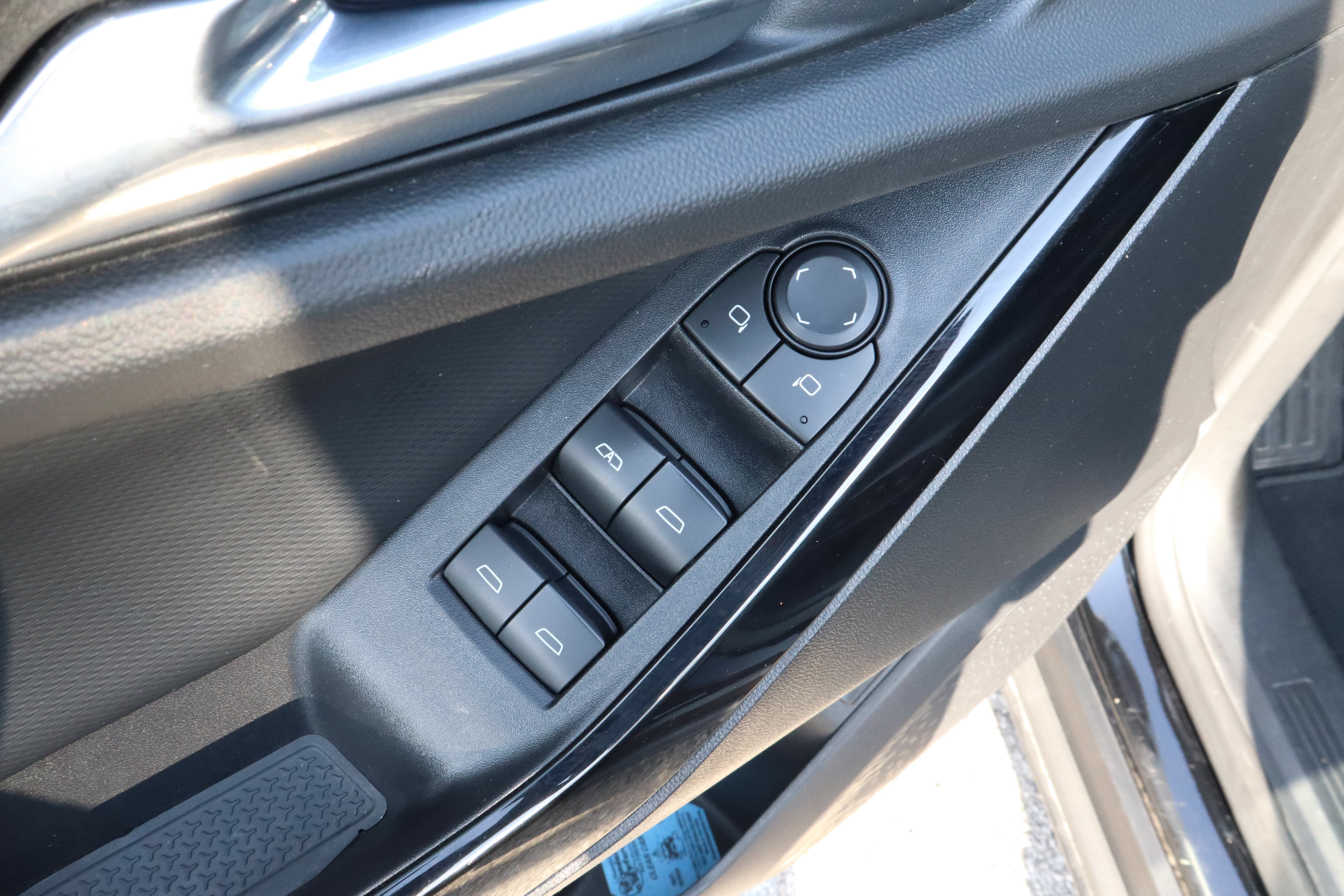 Used 2025 Chevrolet Equinox LT w/ Convenience Package II FWD image 14