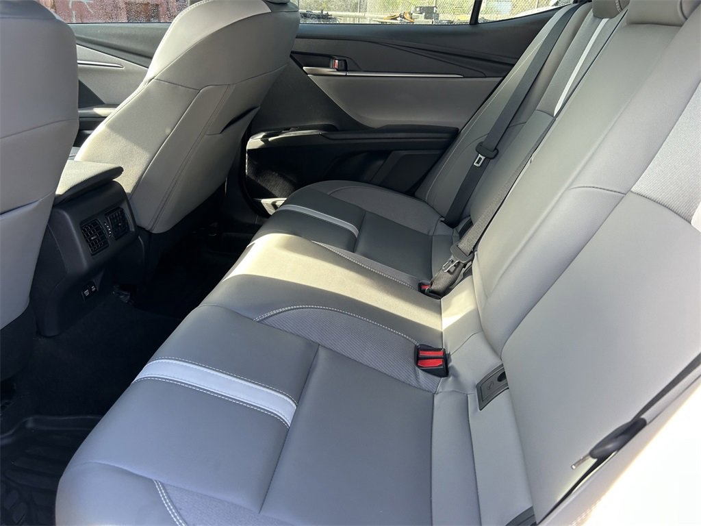 Used 2025 Toyota Camry SE image 15