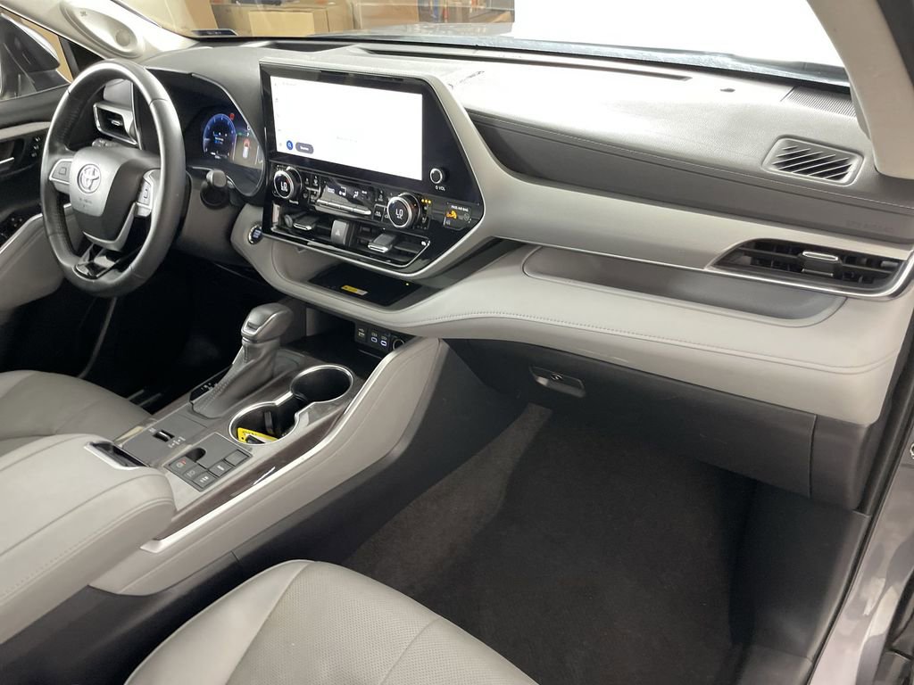 Used 2023 Toyota Highlander Platinum image 30