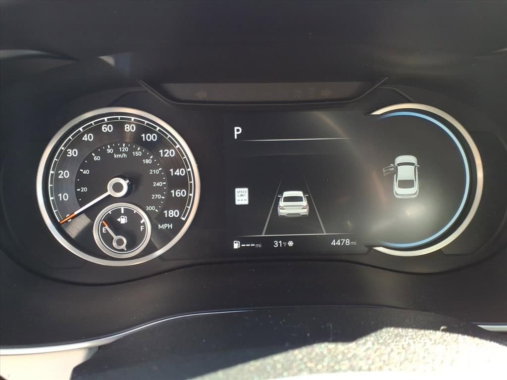 Used 2025 Genesis G70 2.5T image 26