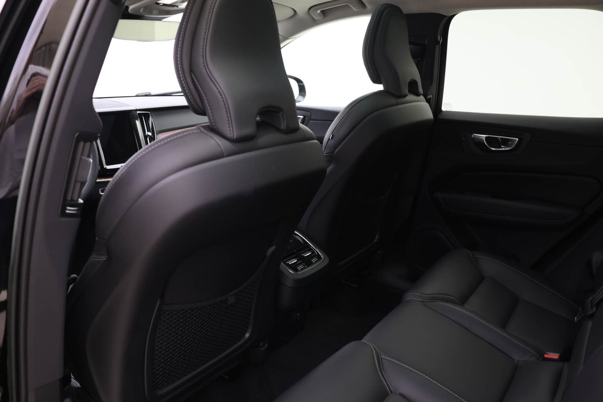 Certified 2023 Volvo XC60 B6 Ultimate w/ Protection Package Premier image 14