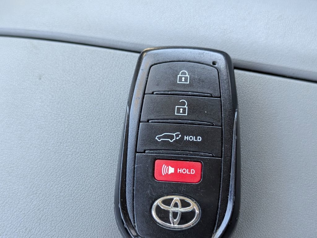 Used 2024 Toyota Highlander LE image 28