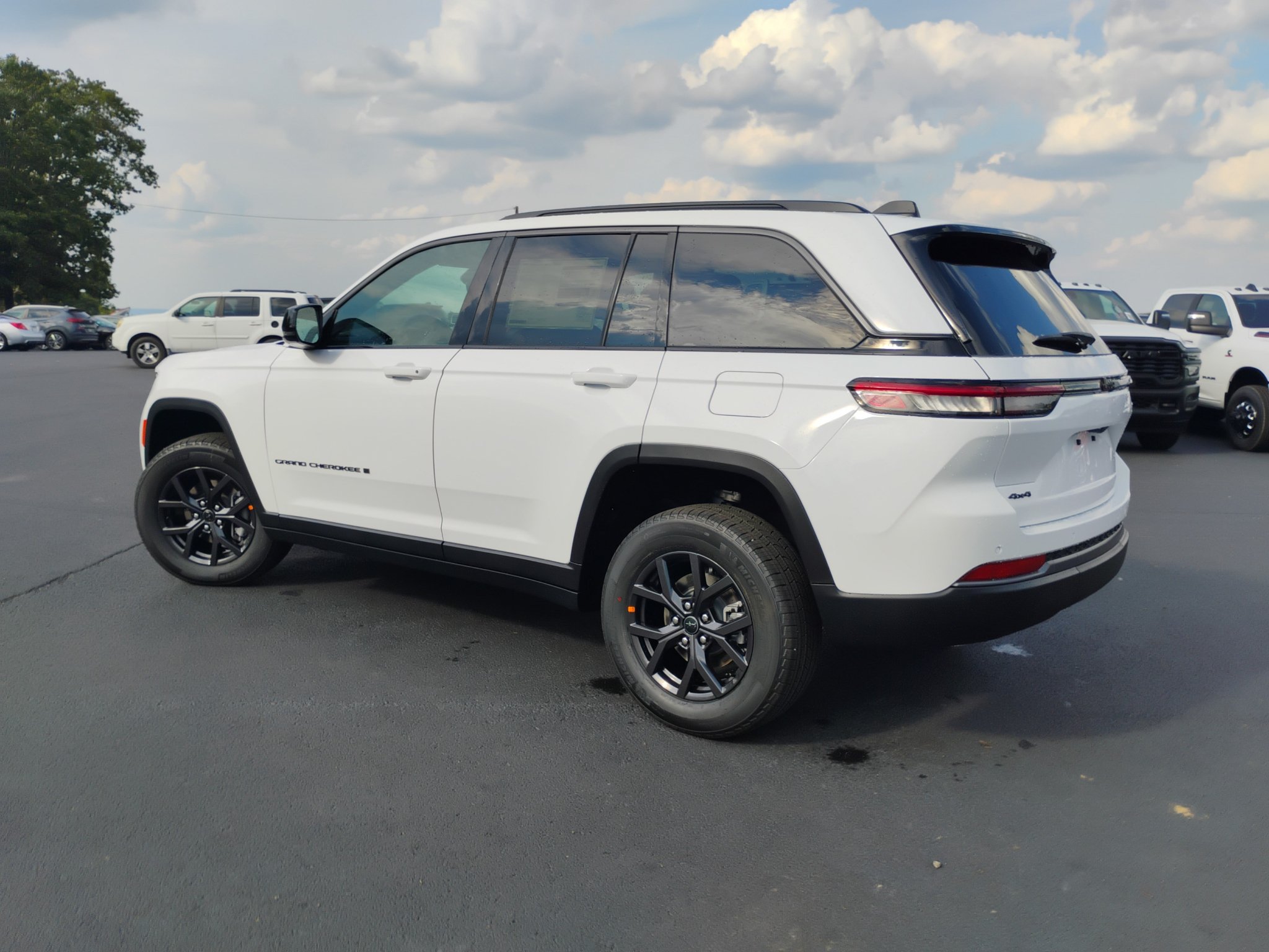 New 2027 Jeep Grand Cherokee Altitude AWD/4WD image 7