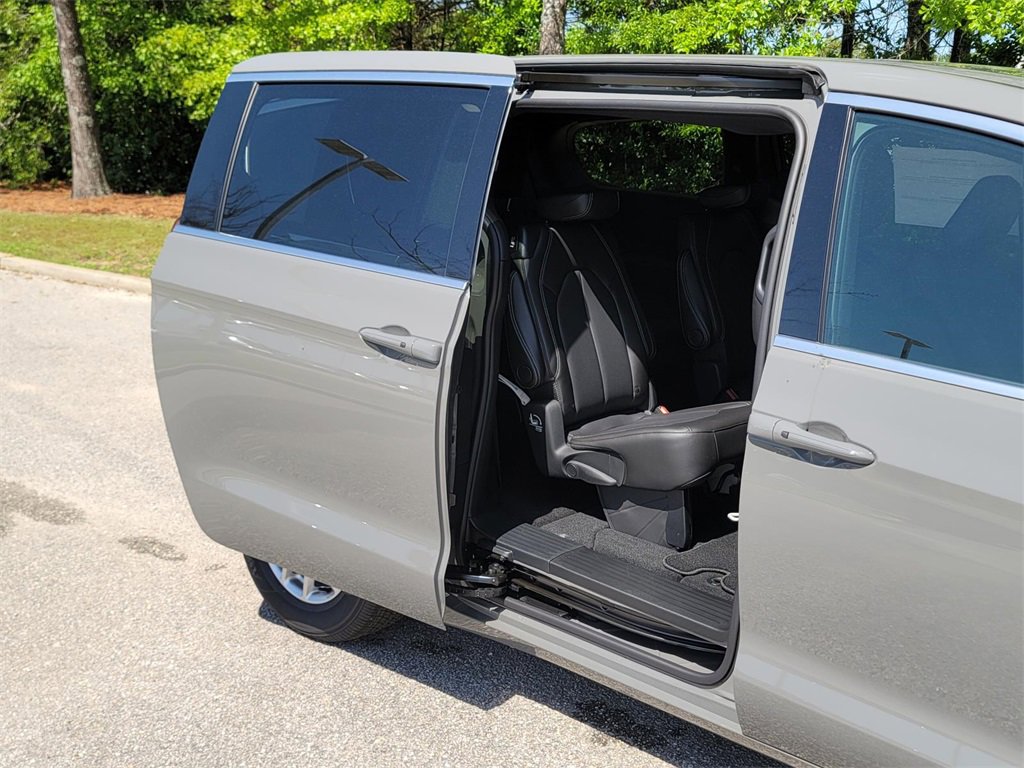 New 2025 Chrysler Pacifica Select image 30