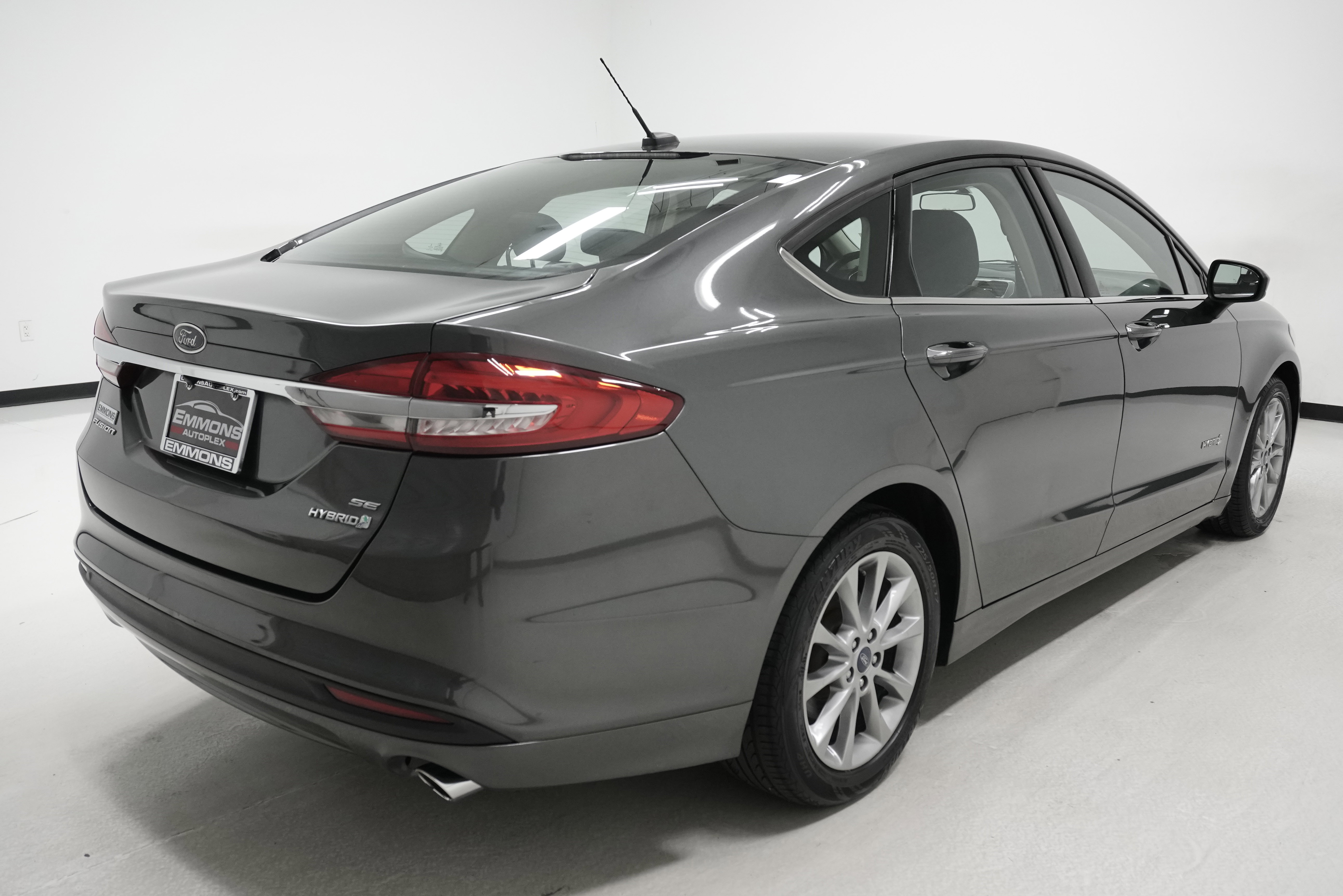 Used 2017 Ford Fusion SE FWD image 4