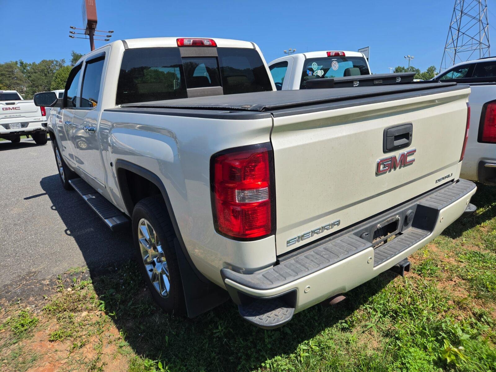 Used 2015 GMC Sierra 1500 Denali w/ Driver Alert Package AWD/4WD image 9