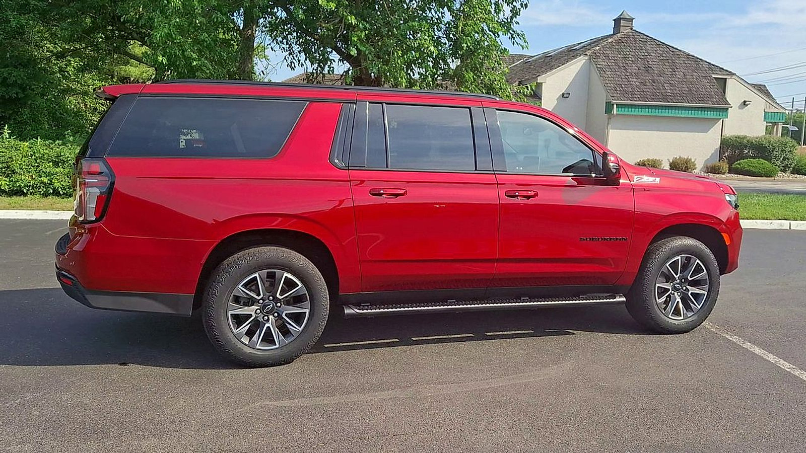 Certified 2024 Chevrolet Suburban Z71 w/ Luxury Package AWD/4WD image 3