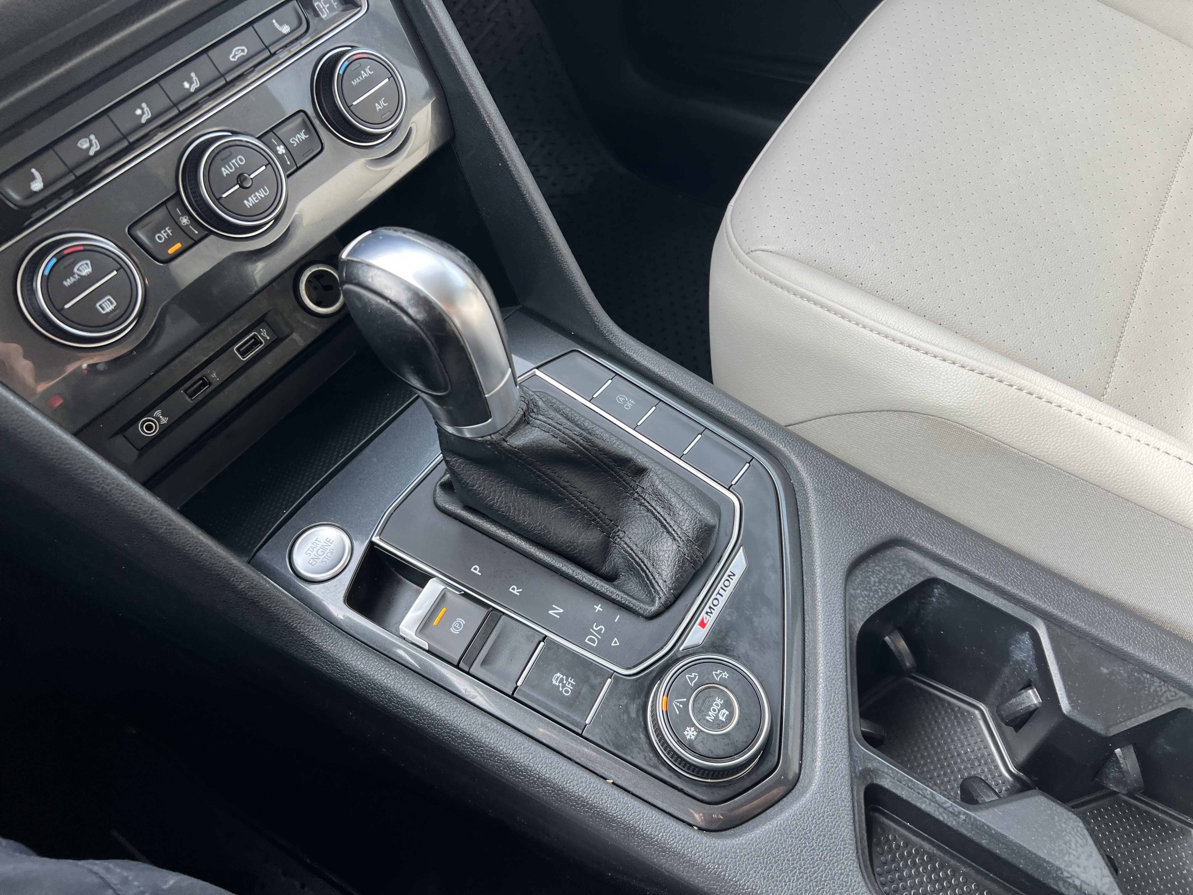 Used 2018 Volkswagen Tiguan SE w/ 18" Alloy Wheels Package image 24