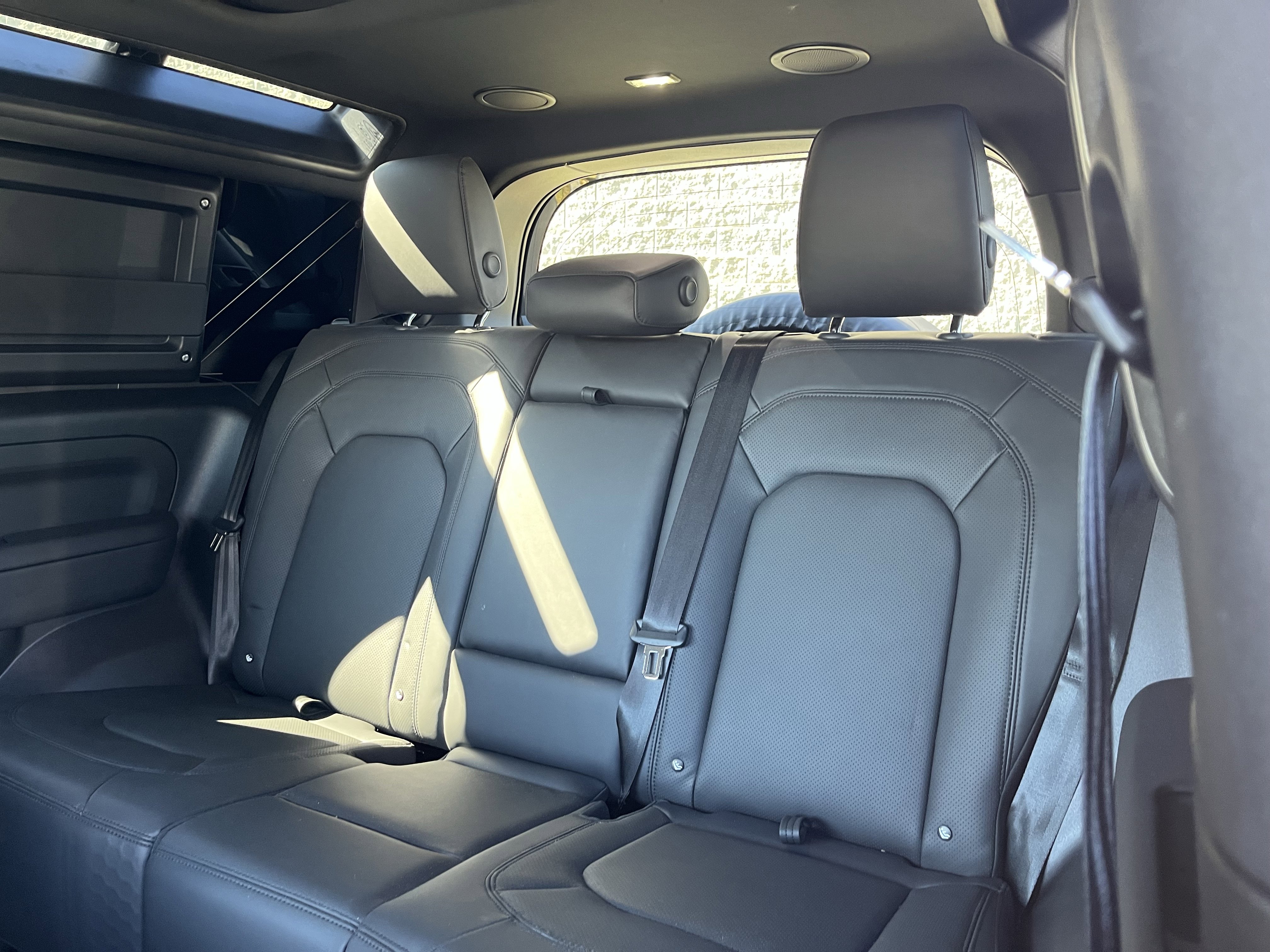 Used 2025 Land Rover Defender 90 X-Dynamic SE image 30