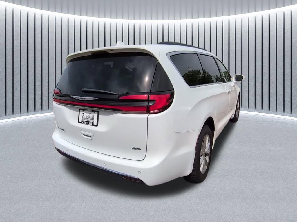 Used 2022 Chrysler Pacifica Touring-L AWD/4WD image 16