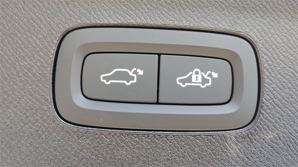 New 2025 Volvo XC90 T8 Core w/ Climate Package image 37