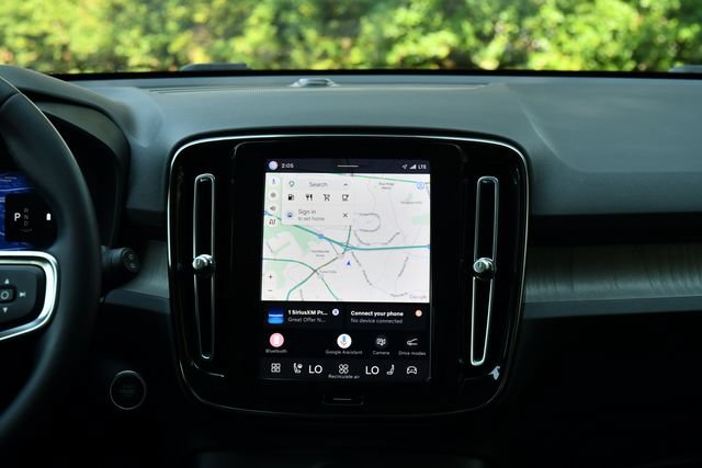 Certified 2023 Volvo XC40 B5 Plus w/ Driver Assist Package AWD/4WD image 29