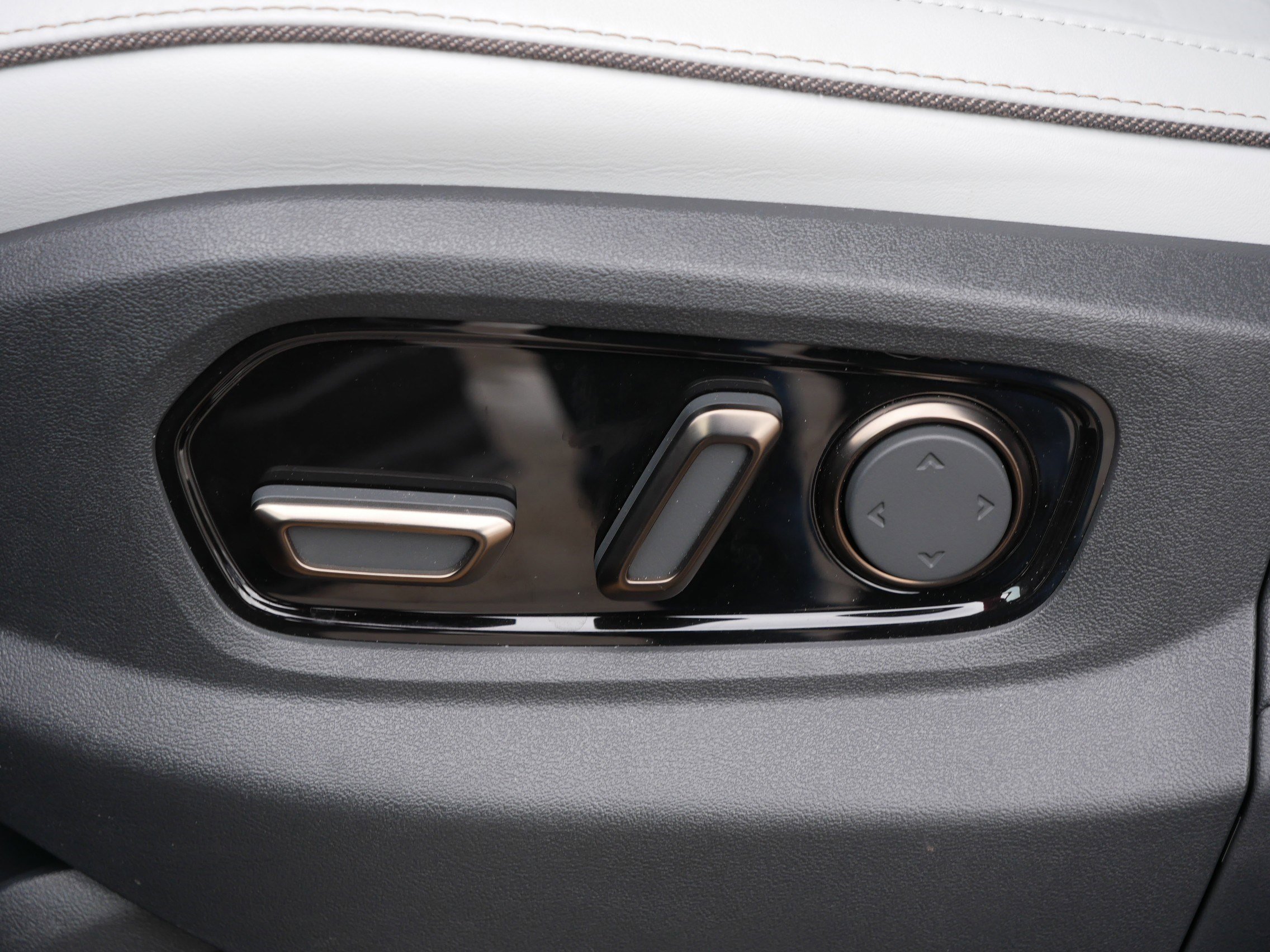 Used 2026 Rivian R1S Premium image 20