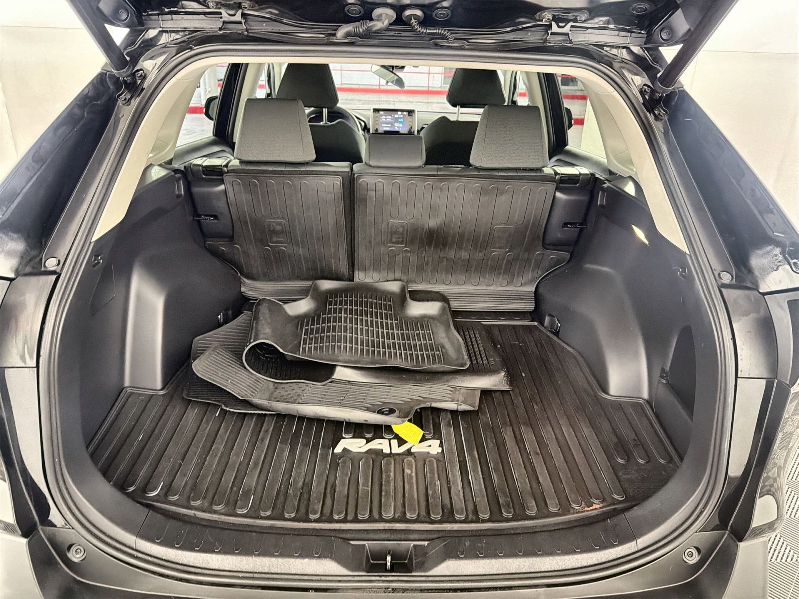 Used 2021 Toyota RAV4 XLE w/ Convenience Package image 24