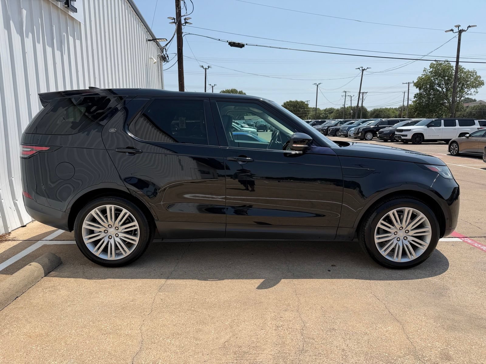 Used 2017 Land Rover Discovery First Edition AWD/4WD image 8
