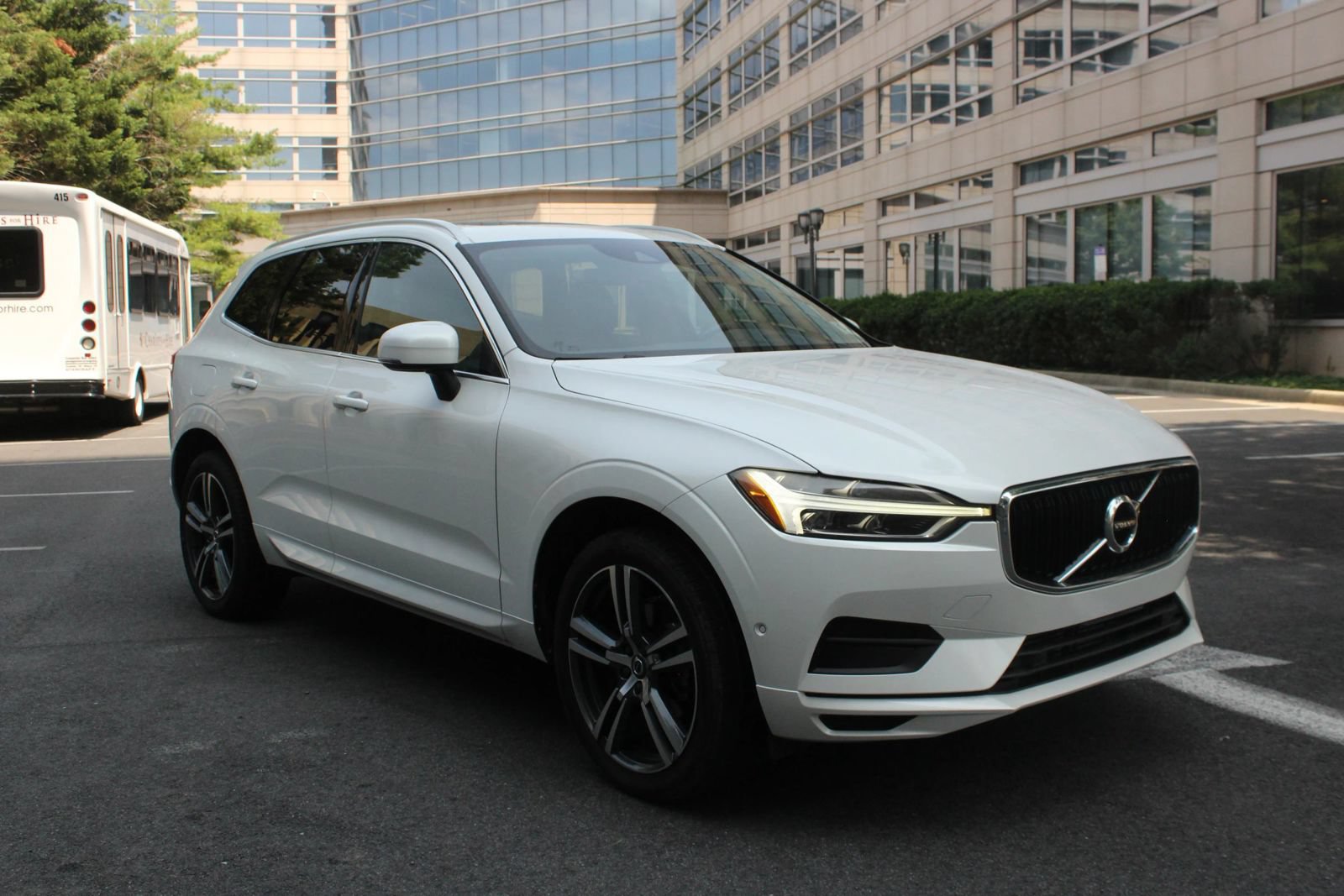 Used 2019 Volvo XC60 T5 Momentum w/ Multimedia Package AWD/4WD image 1