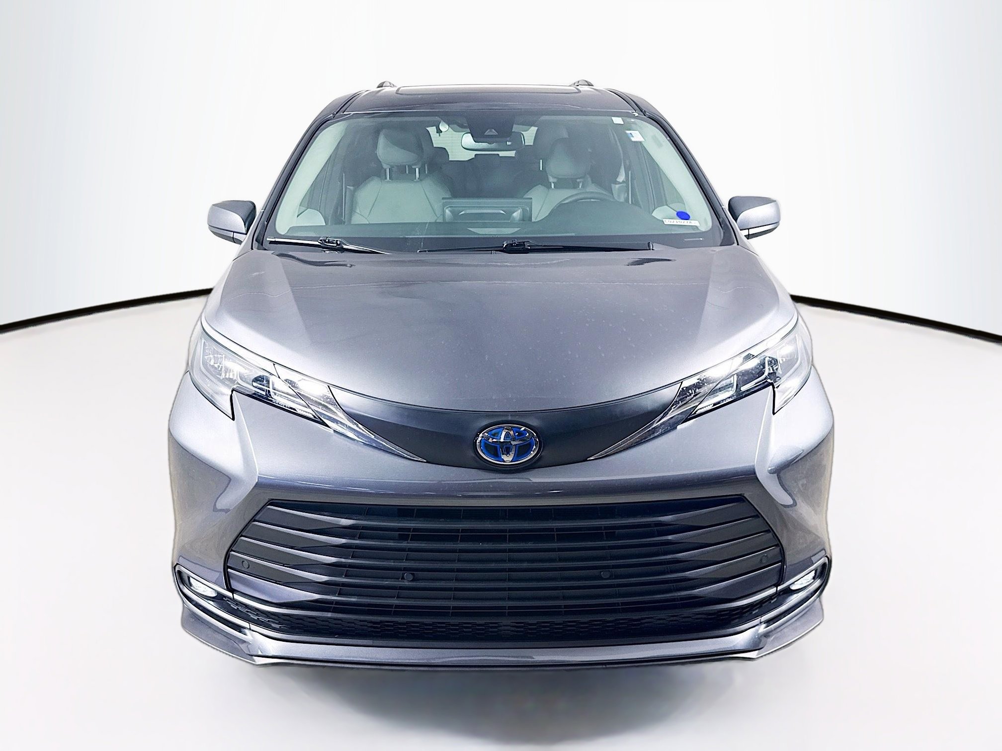 Used 2025 Toyota Sienna XLE FWD image 3