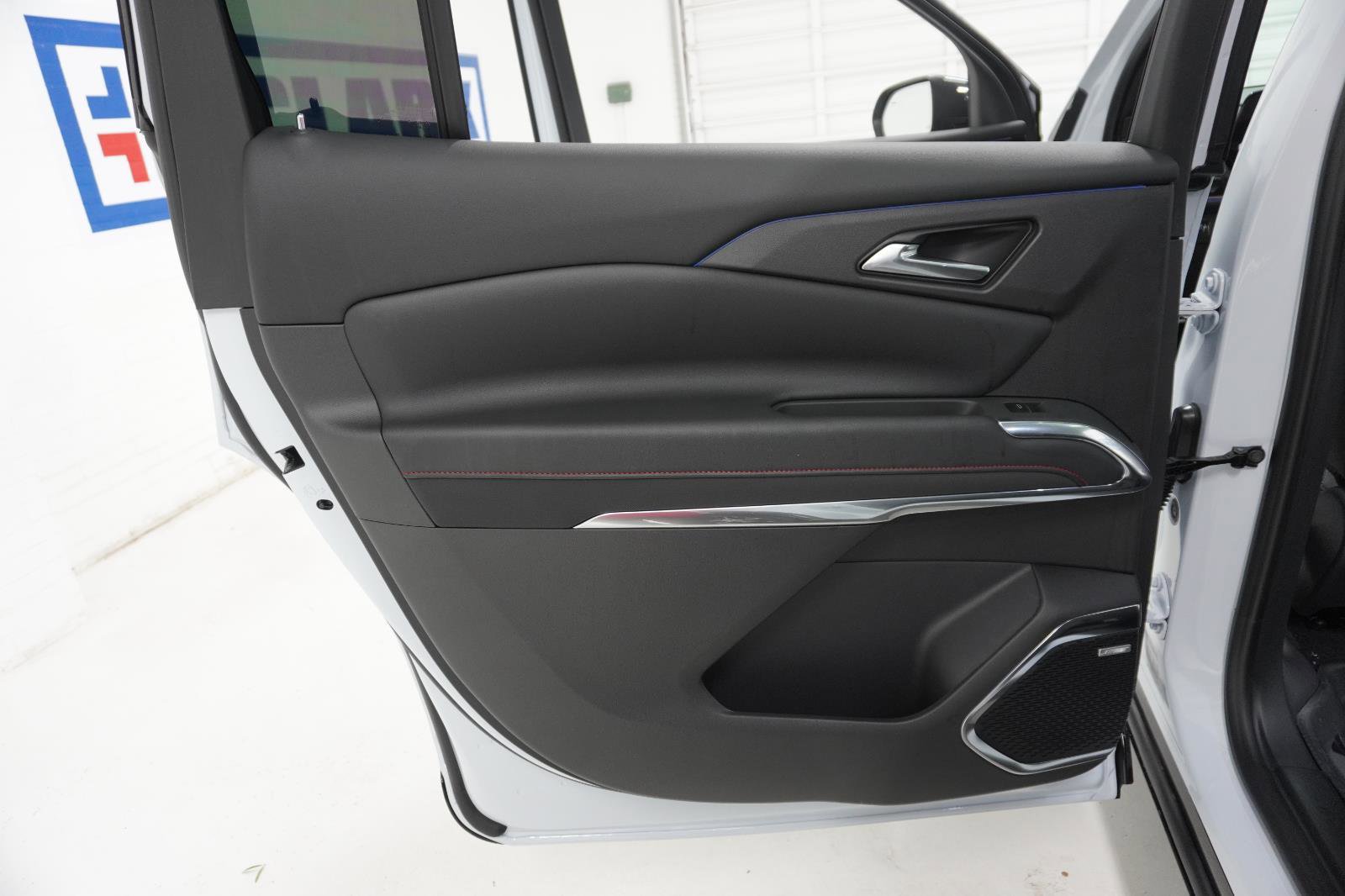 New 2026 Chevrolet Traverse RS w/ LPO, Floor Liner Package image 38