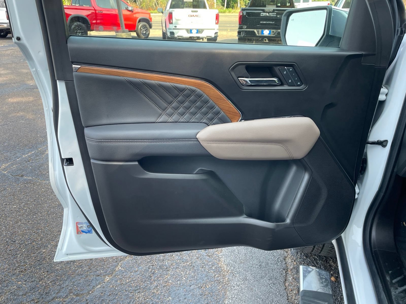 Used 2024 GMC Canyon Denali AWD/4WD image 21